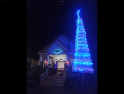 Lahir Baru dari ‘Sampah’ Pohon Natal 12 Meter dari 1.500 Botol Bekas Hiasi Gereja Tertua di Nganjuk