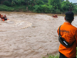 Hari Ke Dua Pencarian Pelajar Hanyut di Sungai Widas Gondang Nganjuk Tim SAR Menyisir Hingga Jembatan Lengkong