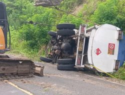 Truk Pengangkut Solar Terguling di JLS Tulungagung, Penanganan Masih Berlangsung