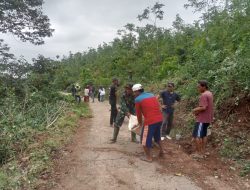 Babinsa Desa Kuncir Bersama Masyarakat Laksanakan Kerja Bakti Bersihkan Lingkungan