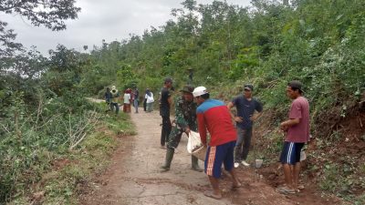 Babinsa Desa Kuncir Bersama Masyarakat Laksanakan Kerja Bakti Bersihkan Lingkungan