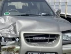 Kurang Jaga Jarak, Panther Tabrak Motor di Payaman Nganjuk, Dua Orang Luka-Luka