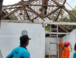 Diguyur Hujan Deras dan Angin Kencang, Sebuah Rumah di Tanjunganom Nganjuk Roboh