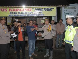 Perkuat Keamanan Lingkungan, Polres Blitar Salurkan Handy Talkie ke Poskamling