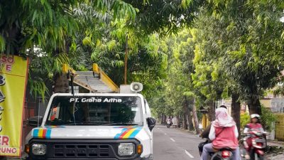 PLN UP3 Kediri Pangkas Pohon di Jalan Adi Sucipto untuk Antisipasi Gangguan Listrik