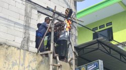 Perbaikan Rumah Berujung Petaka, Dua Pekerja Jatuh dan Dievakuasi BPBD Pakai Crane