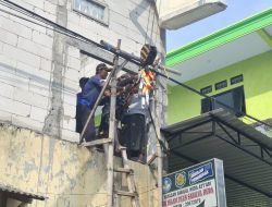 Perbaikan Rumah Berujung Petaka, Dua Pekerja Jatuh dan Dievakuasi BPBD Pakai Crane