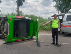 Kecelakaan Tunggal Isuzu Elf di Ngantru Tulungagung, 8 Penumpang Alami Luka-luka