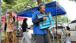 Di Tengah Hiruk Pikuk Kota, Pengamen Kediri Bertahan Hidup Ditemani Bass Betot Lawas