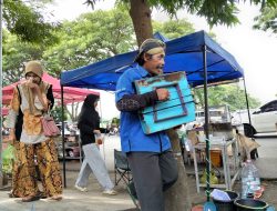 Di Tengah Hiruk Pikuk Kota, Pengamen Kediri Bertahan Hidup Ditemani Bass Betot Lawas