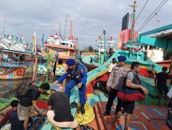 Kapal Nelayan Terbalik di Perairan Paciran Akibat Cuaca Ekstrem, Seluruh ABK Selamat