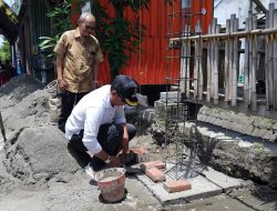 Warga RW 07 Kelurahan Kaliombo Kota Kediri Kompak Bangun Gapura Lingkungan