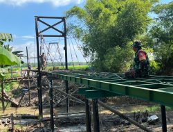 Tak Kenal Lelah, Serka Heru Babinsa Bagor Wetan Setia Tinjau Pengerjaan Jembatan Warga