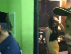 Gedor Karaoke di Malam Bulan Ramadan, Petugas Temukan LC Bersembunyi di Kamar Mandi