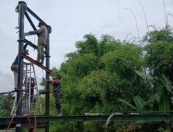 Babinsa Bagor Wetan Bersama Warga Kejar Target Bangun Jembatan Perintis Garuda di Bagor Wetan