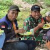 Momen Kebersamaan Anggota Kodim 0810/Nganjuk Bersama Warga di Lokasi Pembangunan Jembatan Cable Statis Perintis Garuda Tahap II