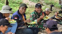 Momen Kebersamaan Anggota Kodim 0810/Nganjuk Bersama Warga di Lokasi Pembangunan Jembatan Cable Statis Perintis Garuda Tahap II