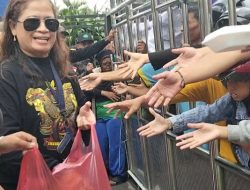 Aksi Berbagi Paguyuban Jaranan Kediri Jayati di Kediri Diserbu Warga, Antrean Mengular Meski Hanya Nasi Kotak