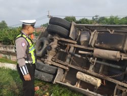 Pecah Ban di Tol Caruban – Kertosono, Truk Semangka Terguling