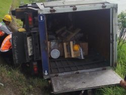 Sopir Ngantuk, Truk Muatan Kompresor Nyungsep ke Parit Tengah Tol Jombang – Mojokerto