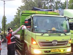 Semangat Ramadan, Polres Nganjuk Bagi Takjil Sambil Jaga Kamtibmas