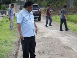 Spontan Turun dari Mobil, Kang Marhaen Cek Langsung Jalan Rusak di Banjaranyar