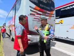 Dihalau PJR di Tol Nganjuk – Ngawi, Sopir Bus ini Malah Dapat Bingkisan