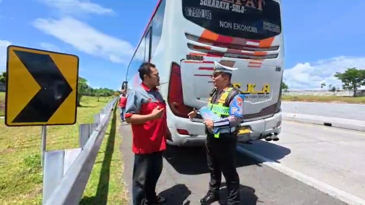 Imbauan : Petugas PJR Polda Jatim memberikan imbauan kepada sopir bus di tol Nganjuk - Ngawi (istimewa)