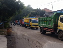 Warga Sekitar Ponpes Mangunsari Blokade Jalan, Larang Truk Material Melintas