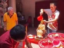 Jelang Imlek, Patung Bercorak Kiai Ikut Dimandikan di Klenteng Jombang