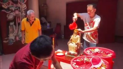 Jelang Imlek, Patung Bercorak Kiai Ikut Dimandikan di Klenteng Jombang