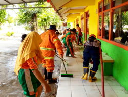 Terdampak Banjir, Damkarmat Nganjuk Lakukan Penyemprotan SDN Balonggebang