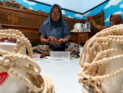 Jelang Ramadan, Permintaan Tasbih Jombang Melonjak, Perajin Raup Cuan Puluhan Juta Rupiah