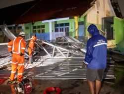 Disapu Puting Beliung, Mushola di Jombang  Ambruk, Sejumlah Rumah Warga Rusak