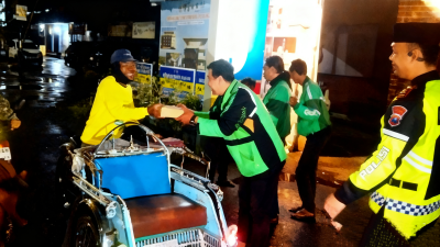 Pos Pujahito Jadi Ruang Harmoni, Sahur On The Road Satlantas Polres Nganjuk Jembatani Ojek Online dan Pangkalan