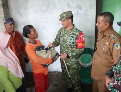 TMMD ke-127 : Dansatgas Salurkan Sembako untuk Penerima Program Rutilahu di Desa Gadungan