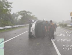 Pajero Terguling di Tol Jombang–Mojokerto saat Hujan Lebat, Penumpang Selamat