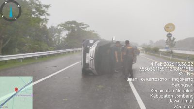 Pajero Terguling di Tol Jombang–Mojokerto saat Hujan Lebat, Penumpang Selamat