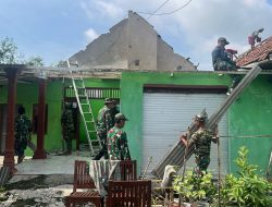 Pasca Puting Beliung, Babinsa Turun Langsung Bantu Warga Bersihkan Rumah