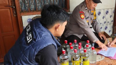Razia Pekat Semeru di Ngadiluwih, Polisi Amankan 12 Botol Miras