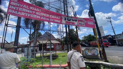 Satpol PP Kabupaten Kediri Tindak Reklame Liar dan Pengamen Badut di Ngadiluwih