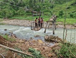 Jembatan Perbatasan Ponorogo dan Trenggalek Ambrol, Warga Terpaksa Lewat Jembatan Gantung