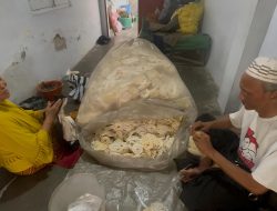 Dagang Kerupuk dengan Ontel, Antarkan Pasutri Lansia di Jombang Naik Haji 2026