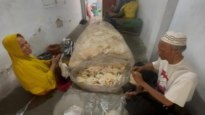 Dagang Kerupuk dengan Ontel, Antarkan Pasutri Lansia di Jombang Naik Haji 2026