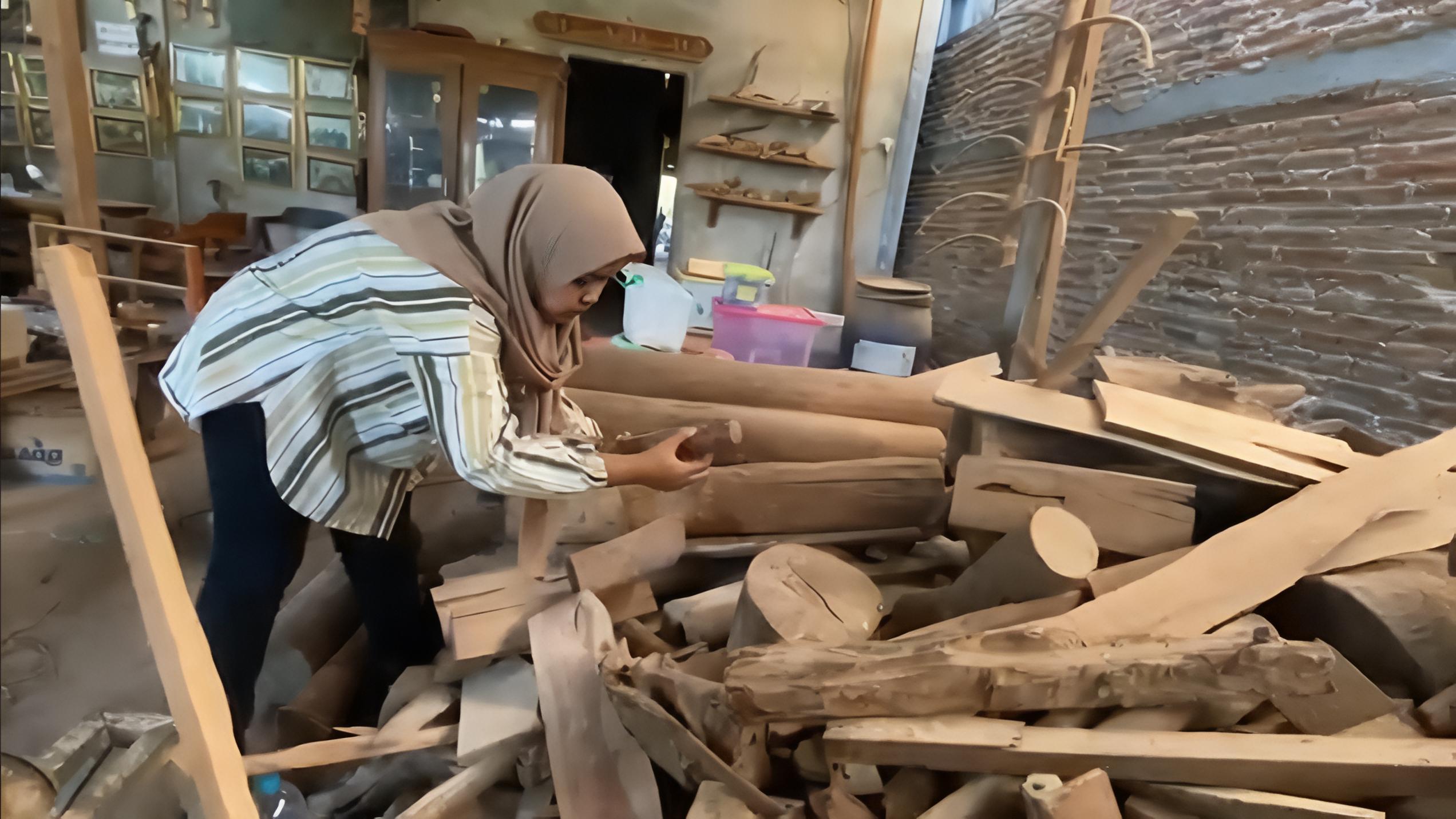 Bahan Dasar : Tumpukan kayu gaharu ini setelah melalui serangkaian proses akan menjadi produk bernila ekonomis (Faiz Hasan)