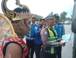 Gatotkaca Turun ke Exit Tol Nganjuk: PJR Polda Jatim Sosialisasi Keselamatan
