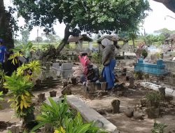 Penuh Sesak, Warga Sonoageng Swadaya Perluas TPU Desa