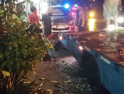 Cuaca Ekstrem di Badas Kediri, Pohon Tumbang Menimpa Mobil