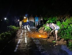 Diguyur Hujan Deras Ngetos Longsor, Warga dan Petugas Gabungan Sinergi Evakuasi Material di Jalan Klodan – Blongko