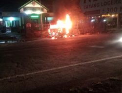 Kakek dan Cucu Selamat dari Kobaran Api yang Hanguskan Kendaraan di Depan Koramil Loceret